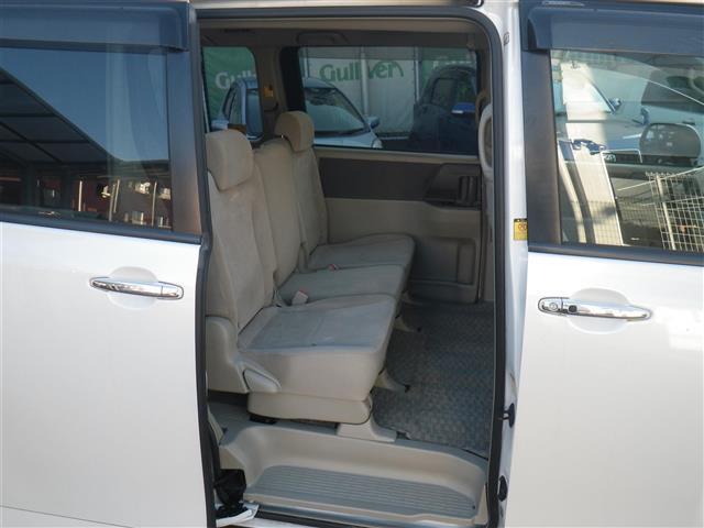 ノア Ｘ　スマートエディション　ナビ＆ＴＶ　リアクーラー　キーレス　パワーウインドウ　スマートキー　ワンセグテレビ　３列シート　ＥＴＣ　パワーステアリング　盗難防止システム　オートライト　オートエアコン　ミュージックプレイヤー接続可（17枚目）