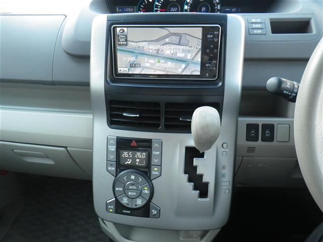 ノア Ｘ　スマートエディション　ナビ＆ＴＶ　リアクーラー　キーレス　パワーウインドウ　スマートキー　ワンセグテレビ　３列シート　ＥＴＣ　パワーステアリング　盗難防止システム　オートライト　オートエアコン　ミュージックプレイヤー接続可（22枚目）