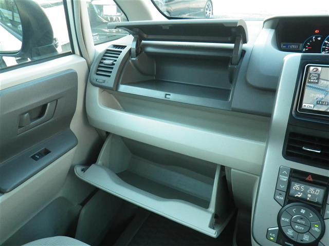 ノア Ｘ　スマートエディション　ナビ＆ＴＶ　リアクーラー　キーレス　パワーウインドウ　スマートキー　ワンセグテレビ　３列シート　ＥＴＣ　パワーステアリング　盗難防止システム　オートライト　オートエアコン　ミュージックプレイヤー接続可（31枚目）