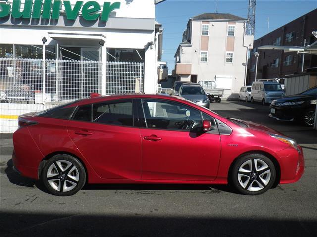 プリウス Ａプレミアム　ツーリングセレクション　ＳＤナビゲーション　ブルートゥース　レーンアシスト　シートヒータ　横滑り防止機能　オートマチックハイビーム　クリアランスソナー　皮シート　運転席パワーシート　エアコン　パワーウィンドウ　ナビ＆ＴＶ（5枚目）