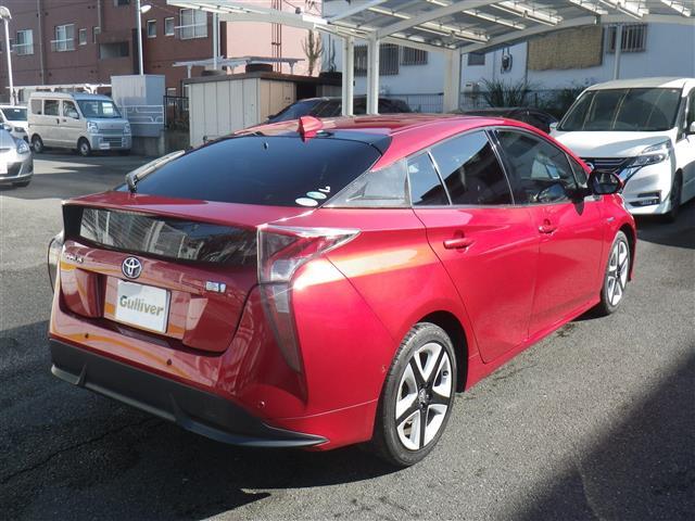 プリウス Ａプレミアム　ツーリングセレクション　ＳＤナビゲーション　ブルートゥース　レーンアシスト　シートヒータ　横滑り防止機能　オートマチックハイビーム　クリアランスソナー　皮シート　運転席パワーシート　エアコン　パワーウィンドウ　ナビ＆ＴＶ（6枚目）