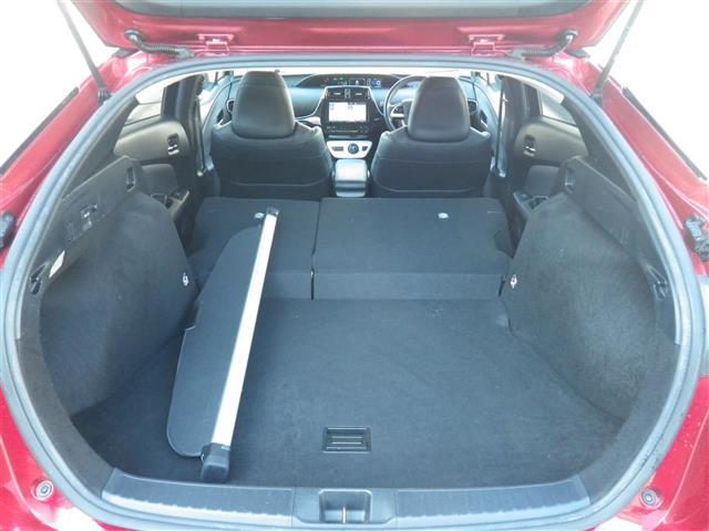 プリウス Ａプレミアム　ツーリングセレクション　ＳＤナビゲーション　ブルートゥース　レーンアシスト　シートヒータ　横滑り防止機能　オートマチックハイビーム　クリアランスソナー　皮シート　運転席パワーシート　エアコン　パワーウィンドウ　ナビ＆ＴＶ（11枚目）