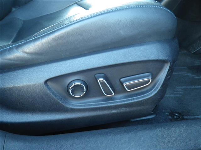 プリウス Ａプレミアム　ツーリングセレクション　ＳＤナビゲーション　ブルートゥース　レーンアシスト　シートヒータ　横滑り防止機能　オートマチックハイビーム　クリアランスソナー　皮シート　運転席パワーシート　エアコン　パワーウィンドウ　ナビ＆ＴＶ（16枚目）