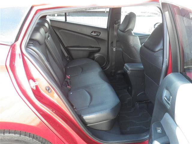 プリウス Ａプレミアム　ツーリングセレクション　ＳＤナビゲーション　ブルートゥース　レーンアシスト　シートヒータ　横滑り防止機能　オートマチックハイビーム　クリアランスソナー　皮シート　運転席パワーシート　エアコン　パワーウィンドウ　ナビ＆ＴＶ（17枚目）