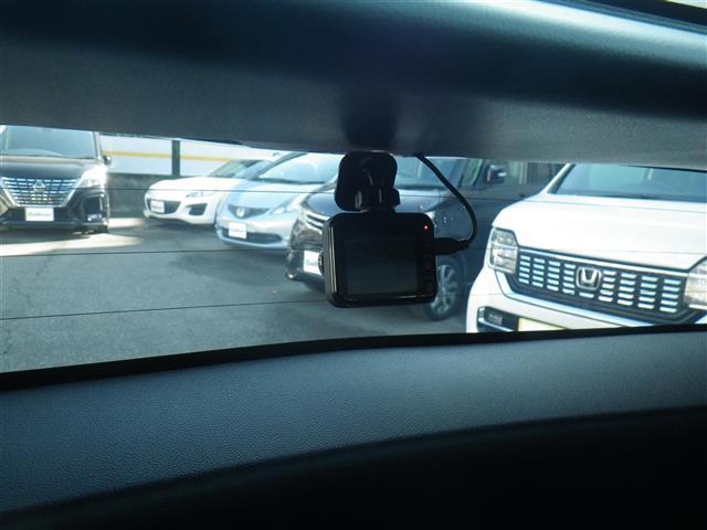 プリウス Ａプレミアム　ツーリングセレクション　ＳＤナビゲーション　ブルートゥース　レーンアシスト　シートヒータ　横滑り防止機能　オートマチックハイビーム　クリアランスソナー　皮シート　運転席パワーシート　エアコン　パワーウィンドウ　ナビ＆ＴＶ（31枚目）