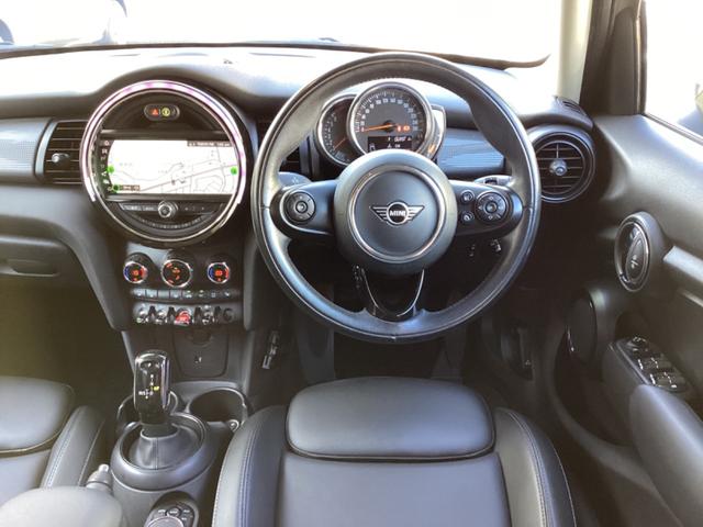 ＭＩＮＩ クーパー　・走行３万キロ台／エメラルドグレーｘブラックツートンカラー／ストリートスタイル／ＬＥＤライトＰＫＧ／カメラ＆パーキングアシストＰＫＧ／ペッパーＰＫＧ／純正ナビ／バックカメラ／Ｂｌｕｅｔｏｏｔｈ／ＥＴＣ（2枚目）