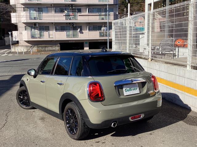 ＭＩＮＩ クーパー　・走行３万キロ台／エメラルドグレーｘブラックツートンカラー／ストリートスタイル／ＬＥＤライトＰＫＧ／カメラ＆パーキングアシストＰＫＧ／ペッパーＰＫＧ／純正ナビ／バックカメラ／Ｂｌｕｅｔｏｏｔｈ／ＥＴＣ（6枚目）