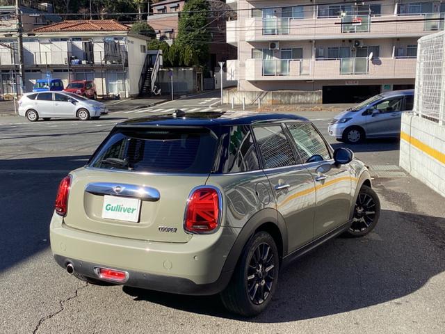 ＭＩＮＩ クーパー　・走行３万キロ台／エメラルドグレーｘブラックツートンカラー／ストリートスタイル／ＬＥＤライトＰＫＧ／カメラ＆パーキングアシストＰＫＧ／ペッパーＰＫＧ／純正ナビ／バックカメラ／Ｂｌｕｅｔｏｏｔｈ／ＥＴＣ（8枚目）