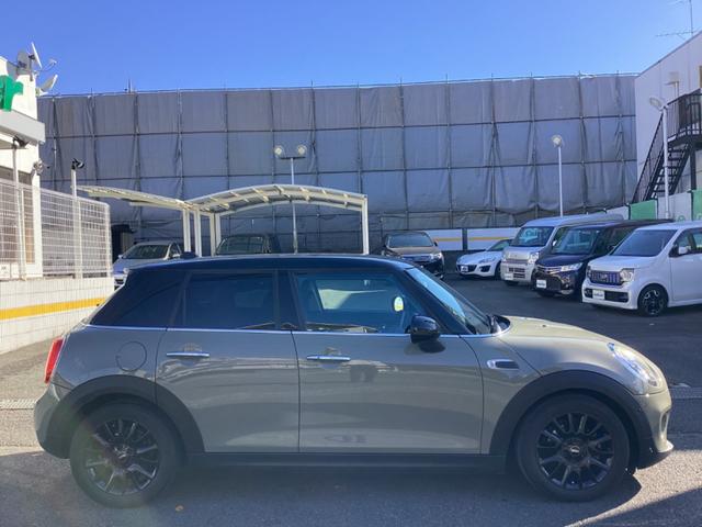 ＭＩＮＩ クーパー　・走行３万キロ台／エメラルドグレーｘブラックツートンカラー／ストリートスタイル／ＬＥＤライトＰＫＧ／カメラ＆パーキングアシストＰＫＧ／ペッパーＰＫＧ／純正ナビ／バックカメラ／Ｂｌｕｅｔｏｏｔｈ／ＥＴＣ（9枚目）