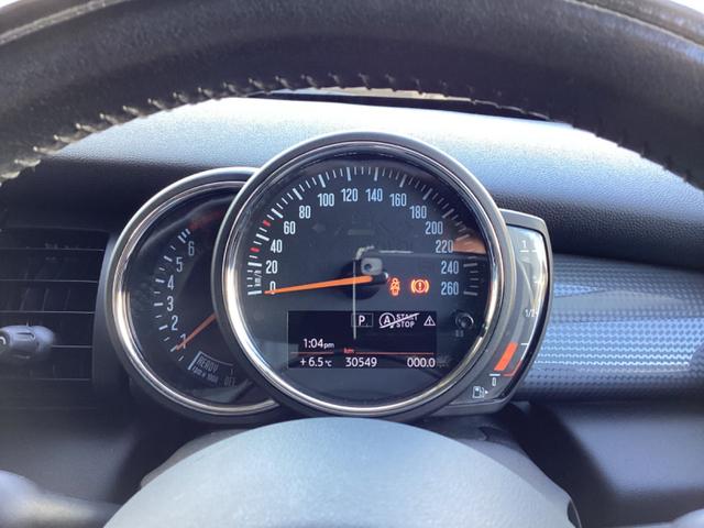 ＭＩＮＩ クーパー　・走行３万キロ台／エメラルドグレーｘブラックツートンカラー／ストリートスタイル／ＬＥＤライトＰＫＧ／カメラ＆パーキングアシストＰＫＧ／ペッパーＰＫＧ／純正ナビ／バックカメラ／Ｂｌｕｅｔｏｏｔｈ／ＥＴＣ（11枚目）