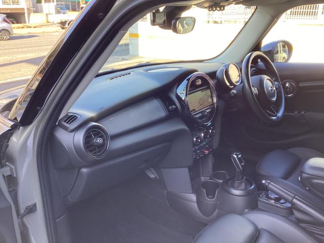 ＭＩＮＩ クーパー　・走行３万キロ台／エメラルドグレーｘブラックツートンカラー／ストリートスタイル／ＬＥＤライトＰＫＧ／カメラ＆パーキングアシストＰＫＧ／ペッパーＰＫＧ／純正ナビ／バックカメラ／Ｂｌｕｅｔｏｏｔｈ／ＥＴＣ（14枚目）