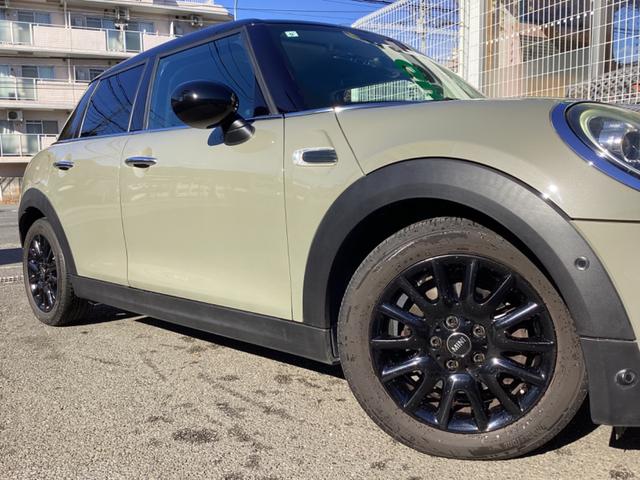 ＭＩＮＩ クーパー　・走行３万キロ台／エメラルドグレーｘブラックツートンカラー／ストリートスタイル／ＬＥＤライトＰＫＧ／カメラ＆パーキングアシストＰＫＧ／ペッパーＰＫＧ／純正ナビ／バックカメラ／Ｂｌｕｅｔｏｏｔｈ／ＥＴＣ（16枚目）