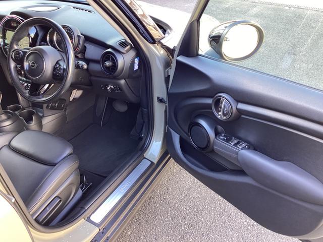 ＭＩＮＩ クーパー　・走行３万キロ台／エメラルドグレーｘブラックツートンカラー／ストリートスタイル／ＬＥＤライトＰＫＧ／カメラ＆パーキングアシストＰＫＧ／ペッパーＰＫＧ／純正ナビ／バックカメラ／Ｂｌｕｅｔｏｏｔｈ／ＥＴＣ（18枚目）