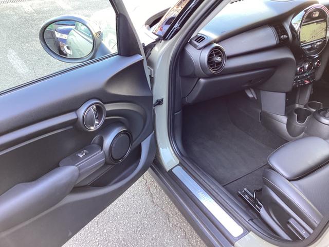 ＭＩＮＩ クーパー　・走行３万キロ台／エメラルドグレーｘブラックツートンカラー／ストリートスタイル／ＬＥＤライトＰＫＧ／カメラ＆パーキングアシストＰＫＧ／ペッパーＰＫＧ／純正ナビ／バックカメラ／Ｂｌｕｅｔｏｏｔｈ／ＥＴＣ（19枚目）