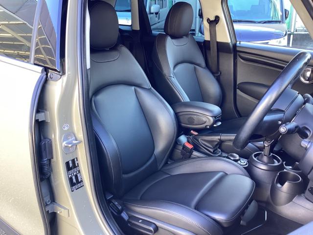 ＭＩＮＩ クーパー　・走行３万キロ台／エメラルドグレーｘブラックツートンカラー／ストリートスタイル／ＬＥＤライトＰＫＧ／カメラ＆パーキングアシストＰＫＧ／ペッパーＰＫＧ／純正ナビ／バックカメラ／Ｂｌｕｅｔｏｏｔｈ／ＥＴＣ（20枚目）