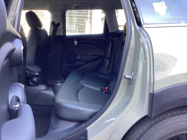 ＭＩＮＩ クーパー　・走行３万キロ台／エメラルドグレーｘブラックツートンカラー／ストリートスタイル／ＬＥＤライトＰＫＧ／カメラ＆パーキングアシストＰＫＧ／ペッパーＰＫＧ／純正ナビ／バックカメラ／Ｂｌｕｅｔｏｏｔｈ／ＥＴＣ（23枚目）