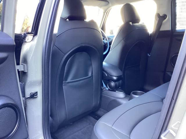 ＭＩＮＩ クーパー　・走行３万キロ台／エメラルドグレーｘブラックツートンカラー／ストリートスタイル／ＬＥＤライトＰＫＧ／カメラ＆パーキングアシストＰＫＧ／ペッパーＰＫＧ／純正ナビ／バックカメラ／Ｂｌｕｅｔｏｏｔｈ／ＥＴＣ（25枚目）