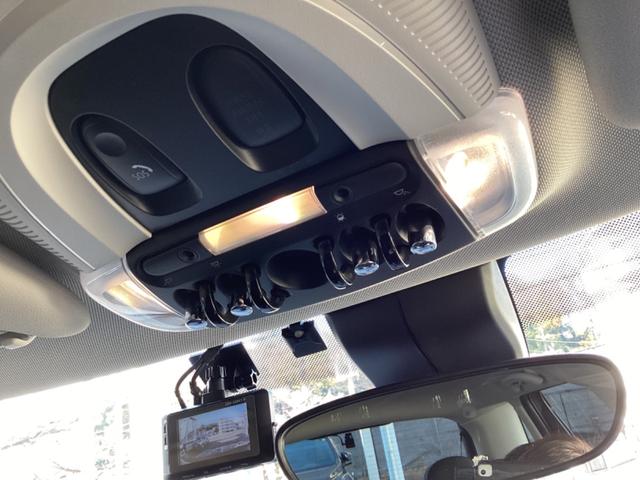 ＭＩＮＩ クーパー　・走行３万キロ台／エメラルドグレーｘブラックツートンカラー／ストリートスタイル／ＬＥＤライトＰＫＧ／カメラ＆パーキングアシストＰＫＧ／ペッパーＰＫＧ／純正ナビ／バックカメラ／Ｂｌｕｅｔｏｏｔｈ／ＥＴＣ（35枚目）