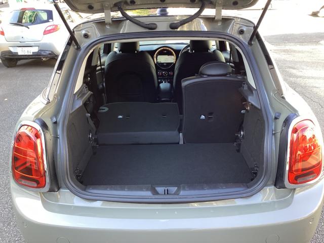 ＭＩＮＩ クーパー　・走行３万キロ台／エメラルドグレーｘブラックツートンカラー／ストリートスタイル／ＬＥＤライトＰＫＧ／カメラ＆パーキングアシストＰＫＧ／ペッパーＰＫＧ／純正ナビ／バックカメラ／Ｂｌｕｅｔｏｏｔｈ／ＥＴＣ（46枚目）