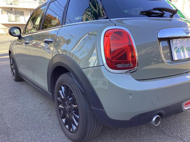 ＭＩＮＩ クーパー　・走行３万キロ台／エメラルドグレーｘブラックツートンカラー／ストリートスタイル／ＬＥＤライトＰＫＧ／カメラ＆パーキングアシストＰＫＧ／ペッパーＰＫＧ／純正ナビ／バックカメラ／Ｂｌｕｅｔｏｏｔｈ／ＥＴＣ（55枚目）