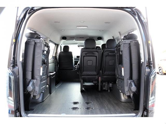 ハイエースワゴン ＧＬ　フローリング施工！！　ＡＬＰＩＮＥ１１インチナビ　１２．８インチフリップダウンモニター　ルーフスピーカー　ＤｅｌｆｉｎｏＬｉｎｅフロントスポイラー　オーバーフェンダー　インナーブラックヘッドライト（12枚目）