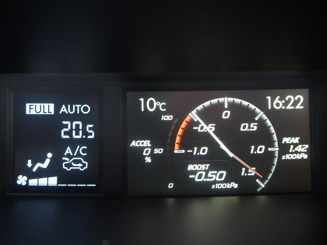 マルチファンクションディスプレイにはブースト計や舵角表示、時計、残燃料走行可能距離等、機能的なデータを表示させる事が可能です。