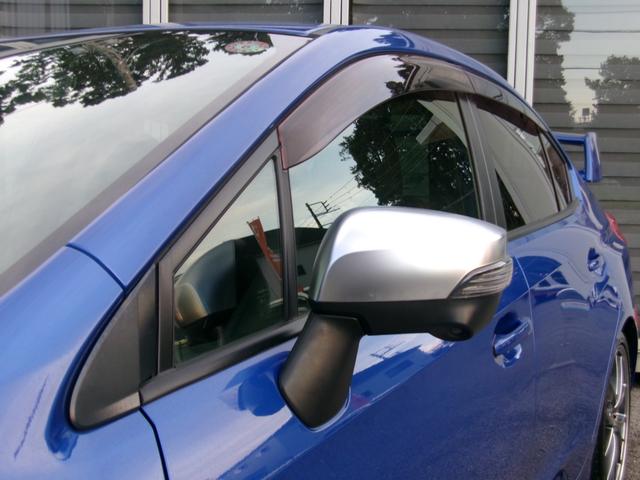 サイドカメラで左側面をモニターに映せます。ドアミラーの擦り傷も無く非常に綺麗な状態です。もちろん動作も問題無く元気に上下左右動きますので、ご安心ください。雨の日の換気に便利なサイドバイザー付きです♪