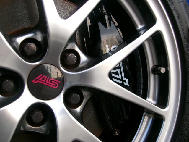 ＳＴＩのロゴ入りブレーキキャリパーはお馴染みブレンボ製キャリパー！制動力はお墨付きです！ＳＴＩロゴの塗装剥がれも無く、とても綺麗な状態です。