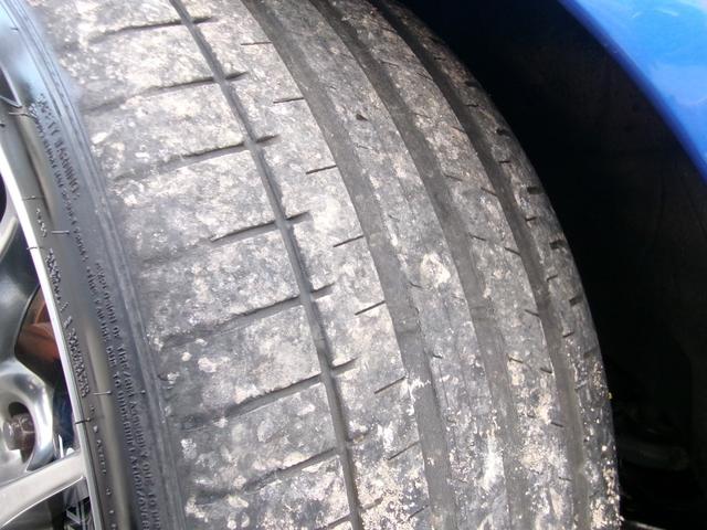 直ぐに交換の必要はありませんが、お客様のお好みでご納車前に事前にタイヤを交換する事も可能ですので、ご予算に応じてお気軽にご相談下さいませ！