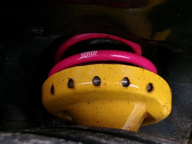 タイプＳならではのビルシュタインダンパーにＳＴＩのコイルスプリングを装着しています！ヘタリや異音も無く、街乗りからワインディングなどでのスポーツ走行まで幅広くスポーティな走りを楽しめます。