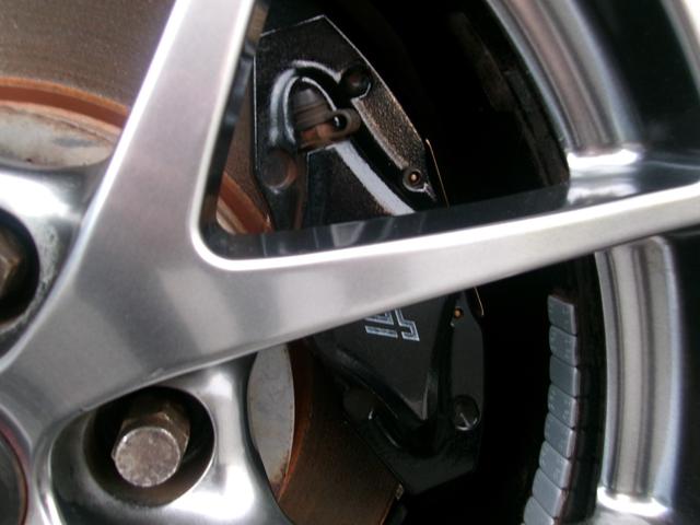 ＳＴＩのロゴ入りブレーキキャリパーはお馴染みブレンボ製キャリパー！制動力はお墨付きです！ＳＴＩロゴの塗装剥がれも無く、とても綺麗な状態です。