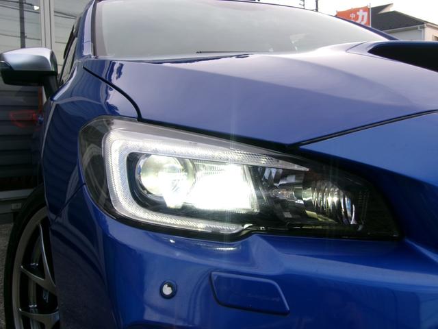 コの字型に光るＬＥＤにスバルらしさが漂いますね！ライトのくすみやキバミも無く非常に綺麗な状態です。ライトはＬＥＤバルブを搭載していますので、暗い夜道でも閃光の如く明るく遠くまで照らしてくれます。