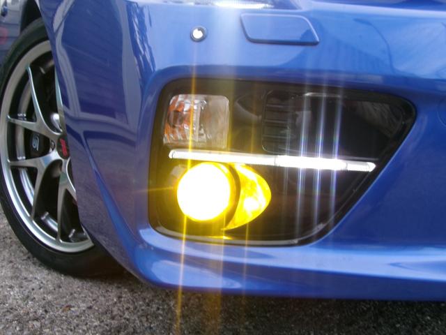 イエローバルブのフォグライト付きなので、雨や霧等の視界の悪い状況でも、より明るく照らす事が可能です。昼間のドライブや夜間のドライブでファッショナブルに光る純正オプションのＬＥＤライナー付きです！