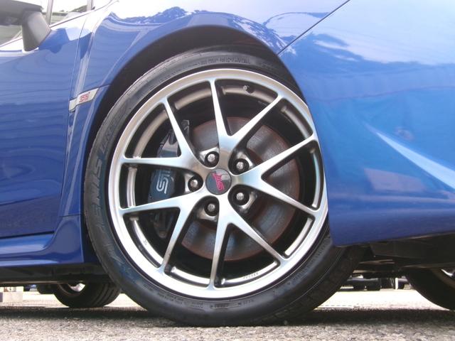 シンプルでスタイリッシュなデザインが人気の純正ＢＢＳ製１８インチアルミホイール！純正品ならではのマッチングで飽きが来ないデザインです♪ありがちな塗装剥がれや目立つ傷も殆ど無く非常に綺麗な状態です。