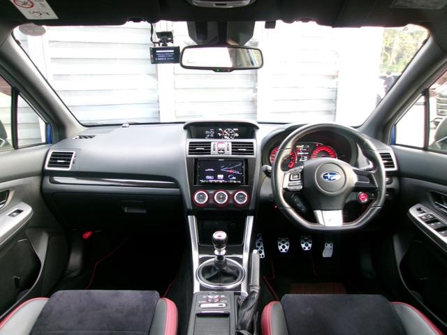 タバコの匂いや芳香剤等の気になる匂いもせず、とてもフレッシュで快適な内装です！かつシンプルで操作性の良いインテリアとなっていますので思う存分スポーツ走行を楽しむ事が出来ます。