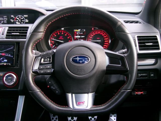 レッドのステッチがスポーティな純正革巻きステアリングです。ステアリングリモコン付きですので、手元でナビの音量調整やモード変更が可能です！