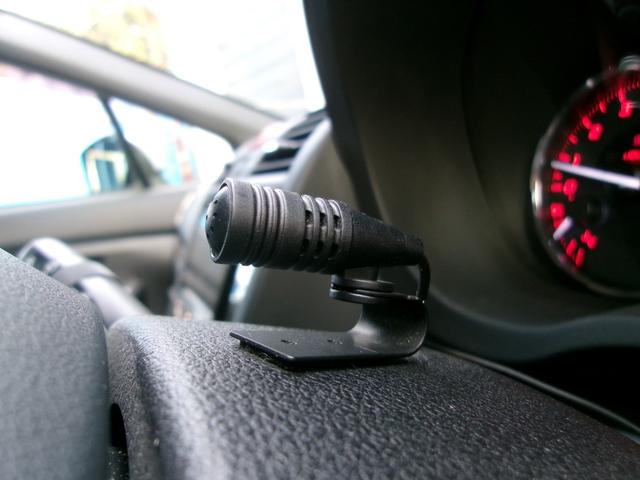 ハンズフリーマイク付きですので、ナビとスマートフォンをペアリングする事によって、ハンズフリーで通話を行う事が可能です。