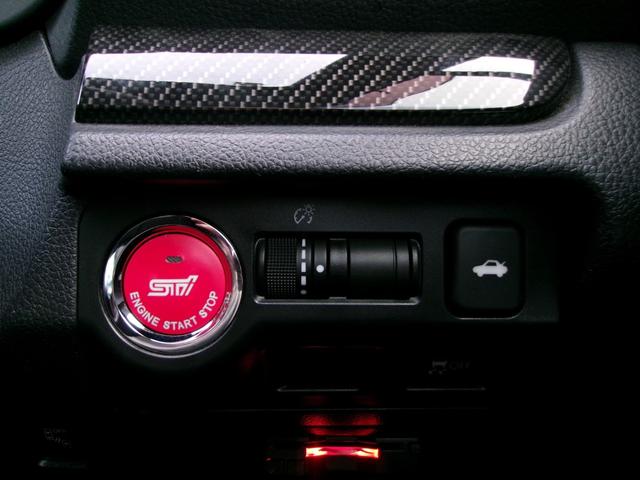 プッシュスタートなので、クラッチを踏んでスイッチを押すだけでエンジンの始動が可能です。キーは差し込まず、ポケットやバッグに入れたままエンジンの始動が可能なので、非常にラクチンです♪