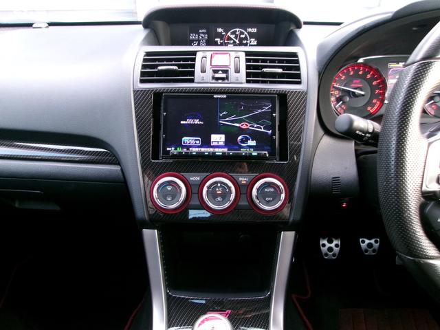 よりシンプルでスタイリッシュに進化した内装デザインです。ナビは８インチの大型モデルとなります。エアコンダイヤルも、より小さいダイヤルとなり、操作スイッチが増えた事で、操作性が良いデザインとなりました。