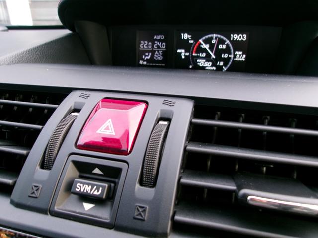 マルチインフォメーションディスプレイにはブースト計や残念量走行可能距離やアクセル開度、平均燃費等気になる情報を表示させる事が可能です。ハザードスイッチ下のスイッチでお好みの画面に切り替えが可能です。