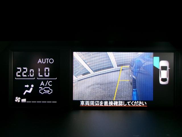 左ミラーにサイドカメラを搭載していますので、バックギアに入れると自動でモニターに左サイドの映像を表示させることが可能です。駐車時に幅がわかりやすいので、とても便利ですね！