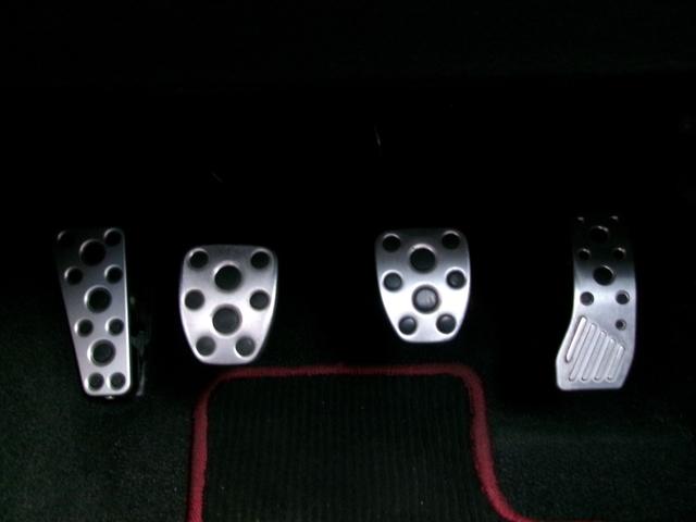 走りが楽しい３ペダル！スポーティなアルミ製フッドペダルです。ペダルやゴムの削れも無く、非常に綺麗な状態です。