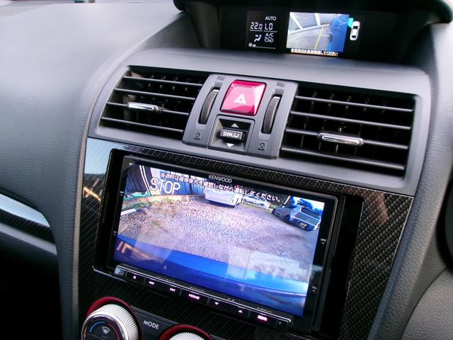 バックギアに入れるとナビ画面に後方映像、マルチインフォメーションディスプレイに左サイド側の映像を映し出す事が可能です。