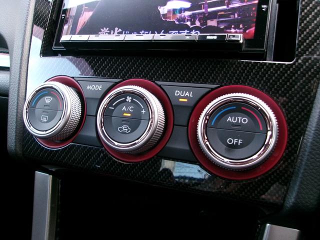 ダイヤル式で操作性に優れたエアコンダイヤルです。デュアルエアコンですので、運転席と助手席を別々に独立した温度設定にお好みで調整する事が出来、同乗者様にも喜ばれます。