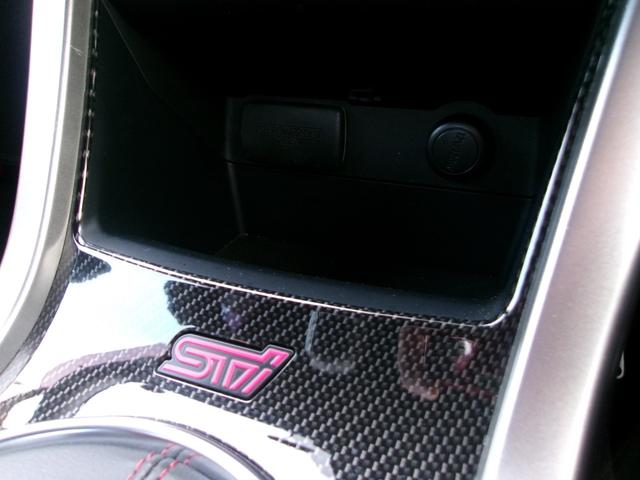 ＵＳＢポートや１２Ｖ電源ソケットに市販の充電器等を差し込んで、スマホやｉ−ｐｏｄ等の機器の充電も可能です！