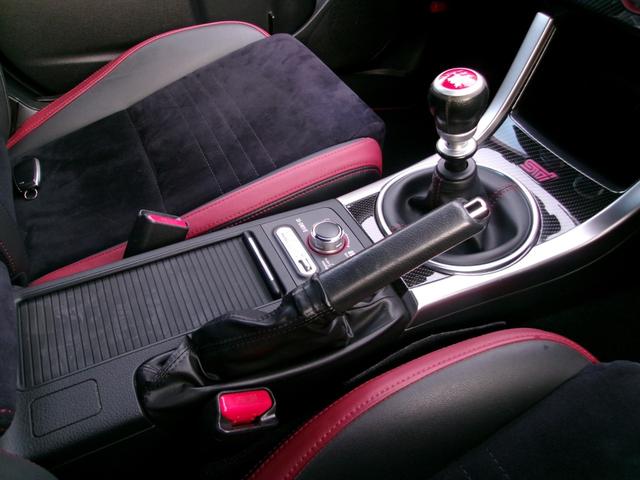 シフトノブからＤＣＣＤコントローラー、ＳＩドライブコントローラーまで非常にシンプルな配置に設定されていますので操作性もグッド！カップホルダーのスライドカバーの割れも無く非常に綺麗な状態です。