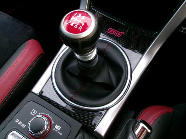 シフトも引っ掛かりが無く、非常にスムーズにスコスコ入力出来ます。シフトリンケージブッシュのへたりも無く、走りが楽しい６速マニュアルです♪ありがちなシフトノブの表皮剥がれも無く、綺麗な状態です。