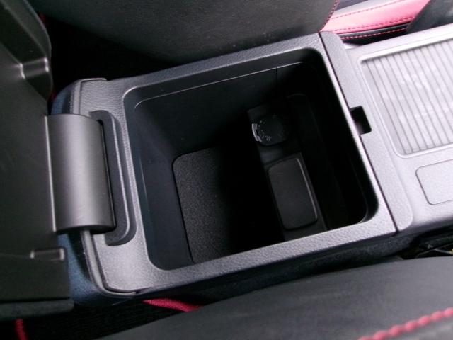 センターコンソール内にも小物入れがあり、小物の収納がとても便利ですね！１２Ｖ電源ソケットに市販の充電器等を差し込んで、スマホやｉ−ｐｏｄ等の機器の充電も可能です。