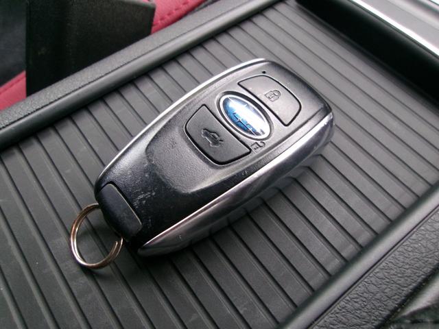 スマートキーなのでドアノブに触れるだけでドアの施錠や開錠が可能です。鍵穴に差してドアロックをする事も出来ますし、スイッチでドアのロックや開錠をする事も出来ますので、とても便利です♪