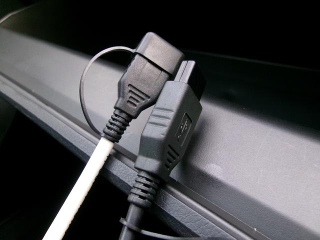 ＵＳＢポートも装備されています。ケーブルを接続してスマホの充電も可能です。とても便利な機能です。